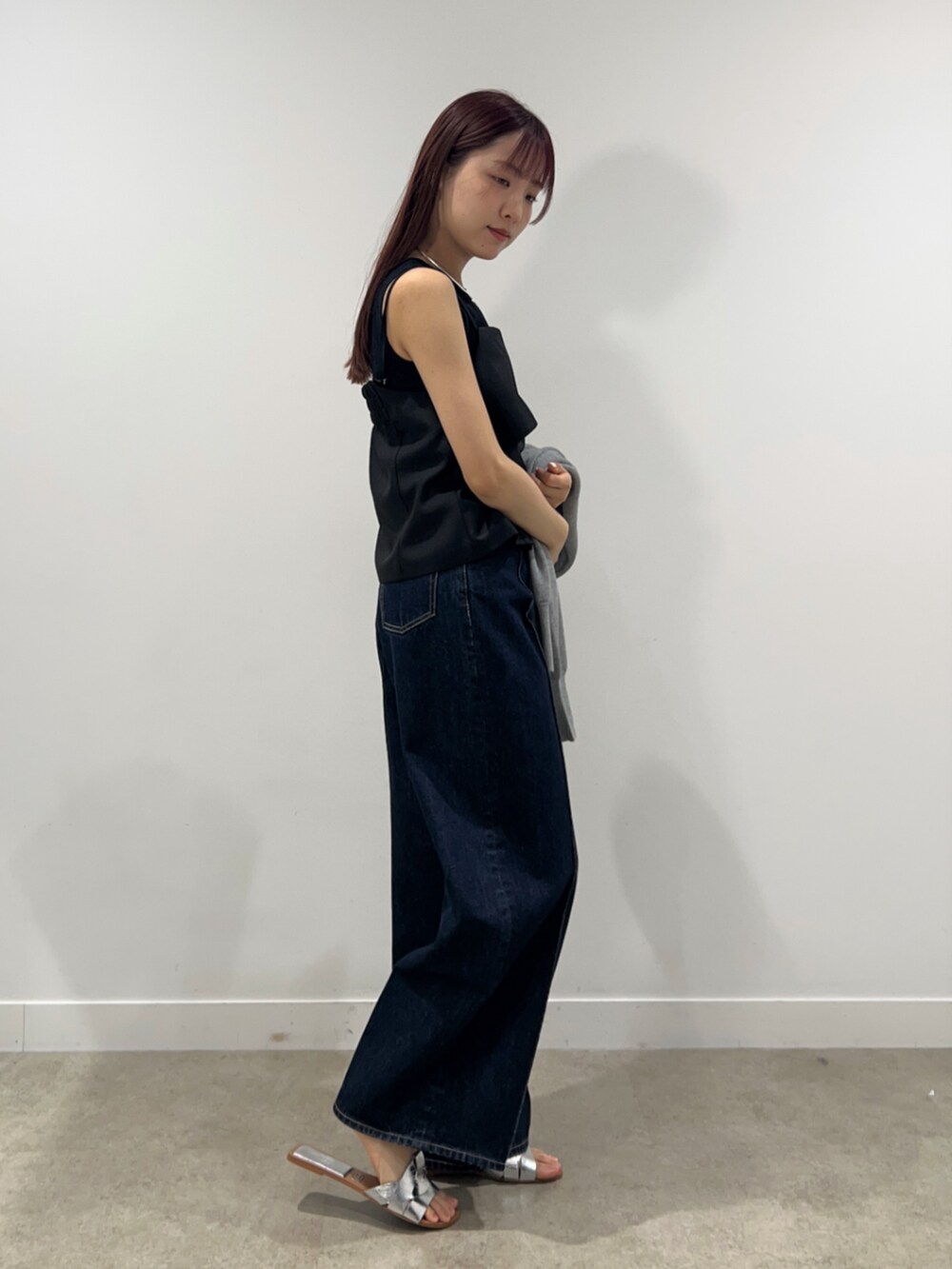 ブルー系のデニムパンツ、グレー系のカーディガン/ボレロ、ブラック系のシャツ/ブラウスを着用したレディースの春コーディネートの7枚目の写真