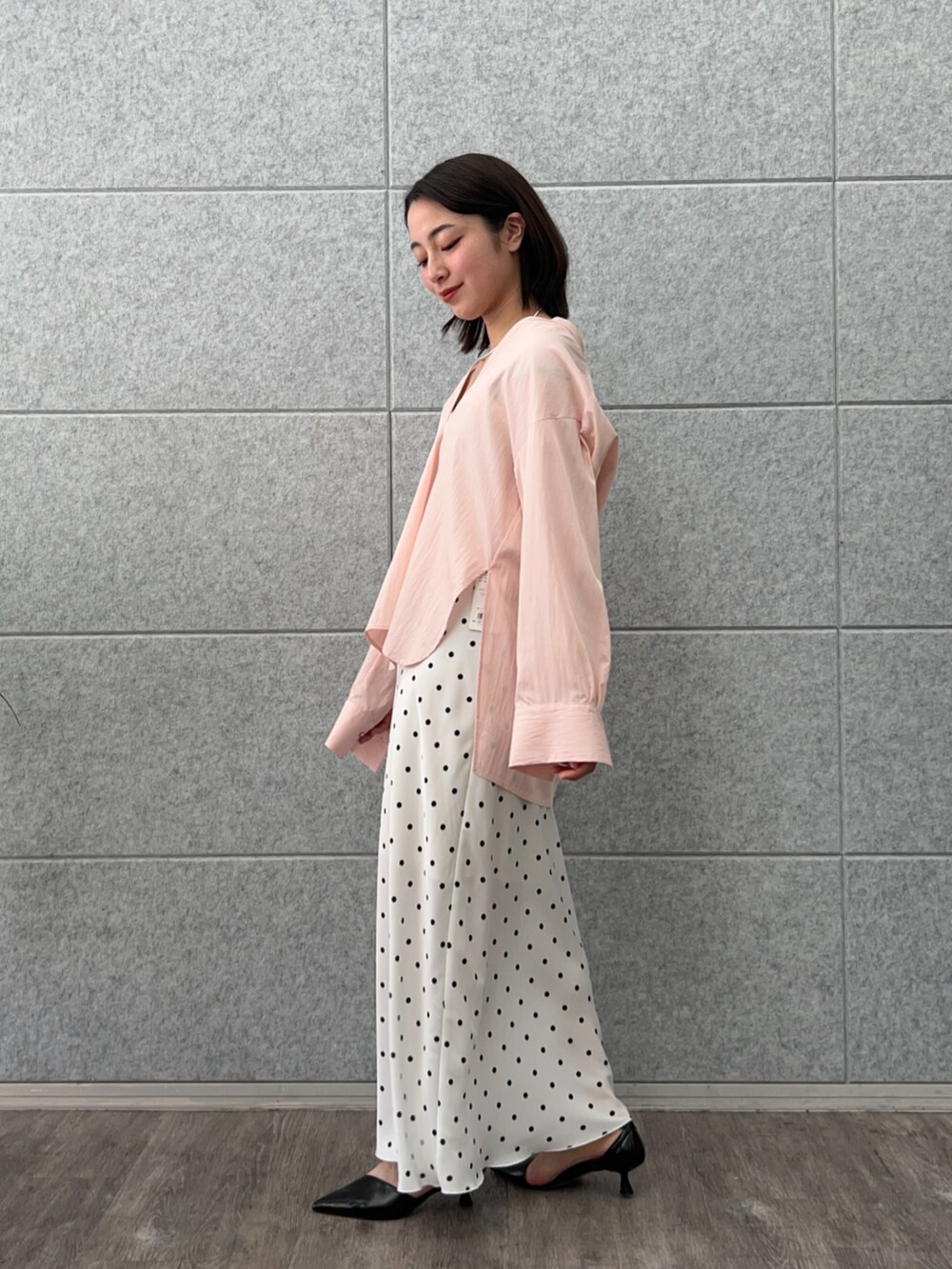 ホワイト系のスカート、ピンク系のシャツ/ブラウスを着用したレディースの春コーディネートの3枚目の写真