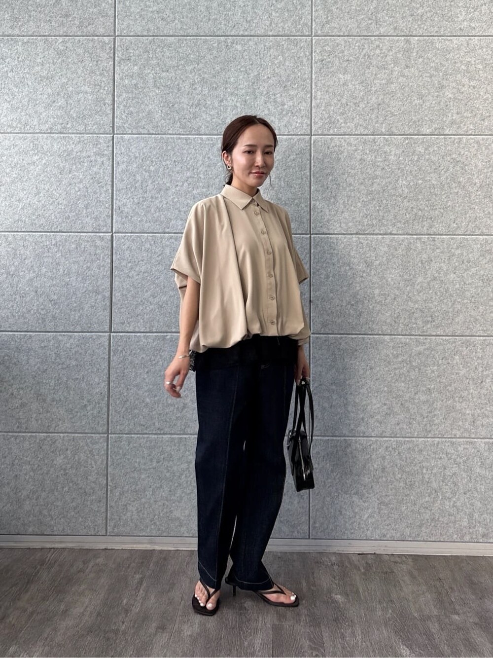 ベージュ系のシャツ/ブラウス、ブラック系のTシャツ/カットソーを着用したレディースの夏コーディネートの2枚目の写真