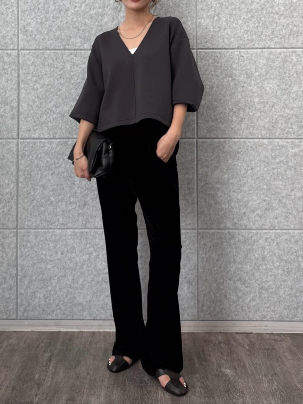 ブラック系のその他パンツ、グレー系のTシャツ/カットソーを着用したレディースの秋コーディネートの6枚目の写真