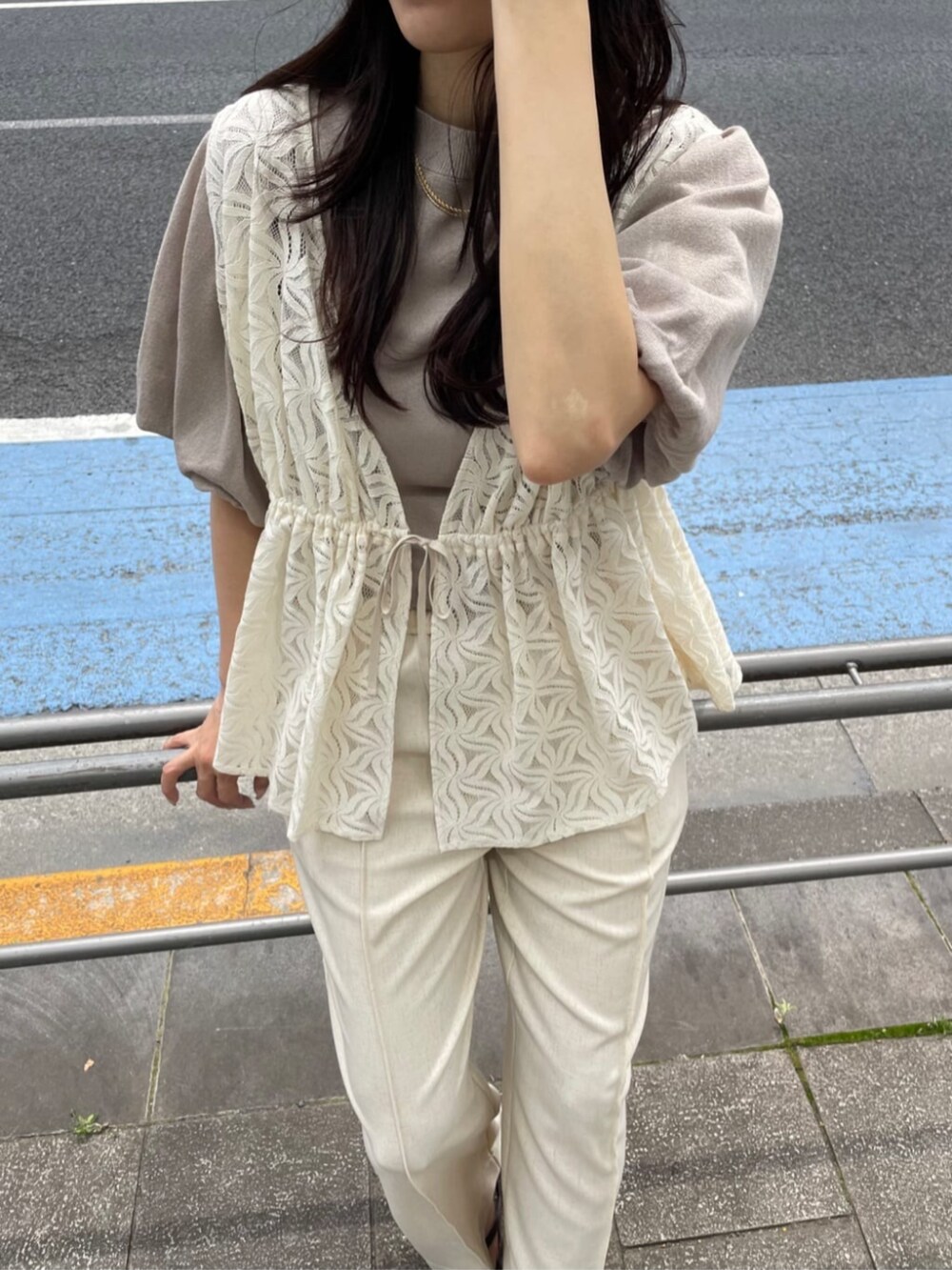 ホワイト系のシャツ/ブラウス、ホワイト系のその他パンツ、ベージュ系のニット/セーターを着用したレディースの春コーディネートの5枚目の写真