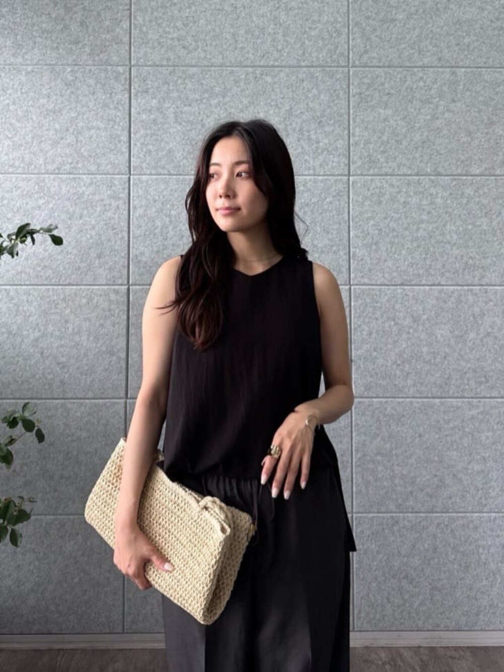 ブラック系のシャツ/ブラウス、ブラック系のその他パンツを着用したレディースの夏コーディネートの4枚目の写真