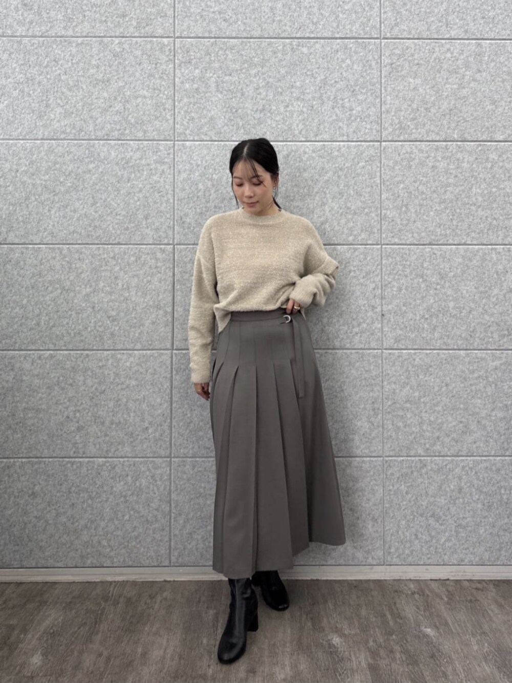 ベージュ系のニット/セーター、グレー系のスカートを着用したレディースの秋コーディネートの5枚目の写真