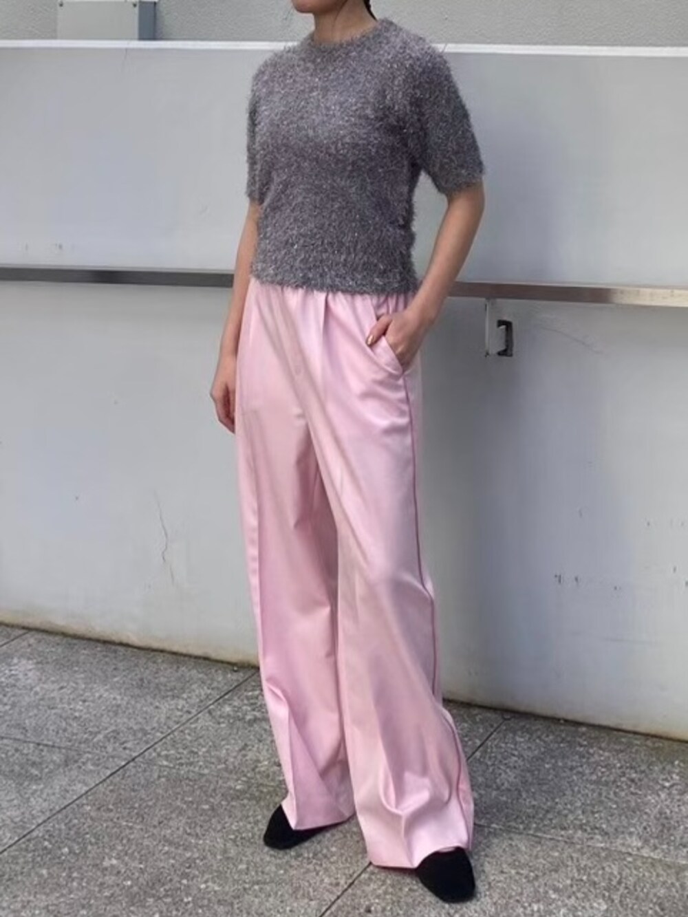 ピンク系のその他パンツ、グレー系のニット/セーターを着用したレディースの冬コーディネートの3枚目の写真