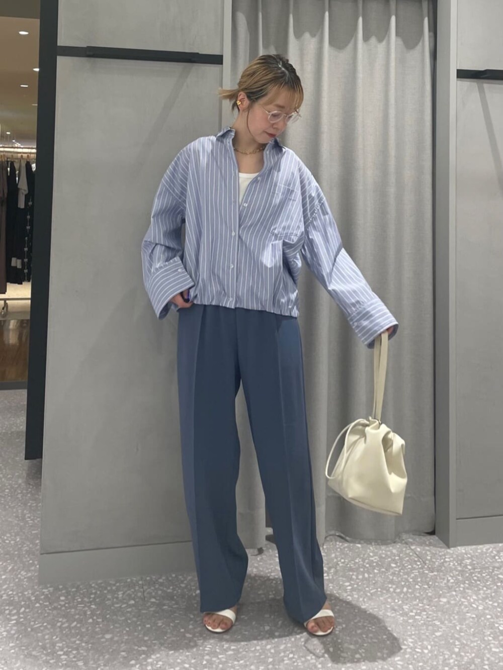 ブルー系のその他パンツ、ブルー系のシャツ/ブラウスを着用したレディースの秋コーディネートの3枚目の写真