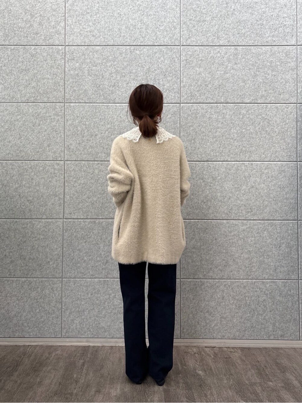 ブラウン系のTシャツ/カットソー、ベージュ系のカーディガン/ボレロ、ブルー系のデニムパンツを着用したレディースの秋コーディネートの4枚目の写真