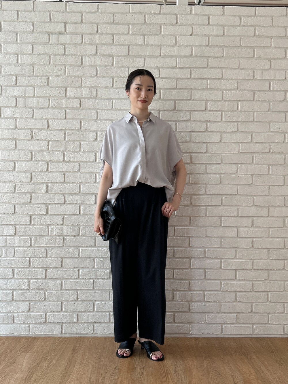 グレー系のシャツ/ブラウス、ブラック系のその他パンツを着用したレディースの春コーディネートの5枚目の写真