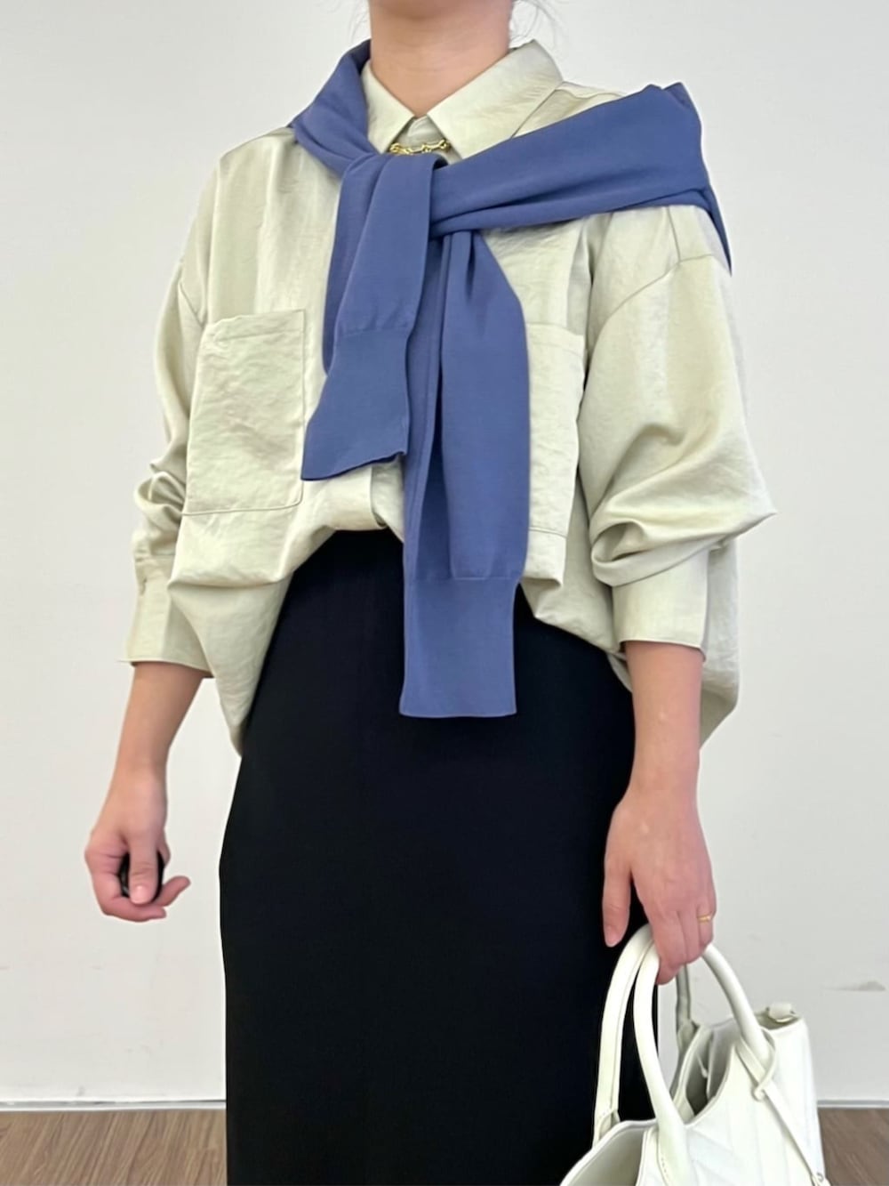 ブラック系のスカート、ベージュ系のシャツ/ブラウス、ブルー系のカーディガン/ボレロを着用したレディースの秋コーディネートの4枚目の写真