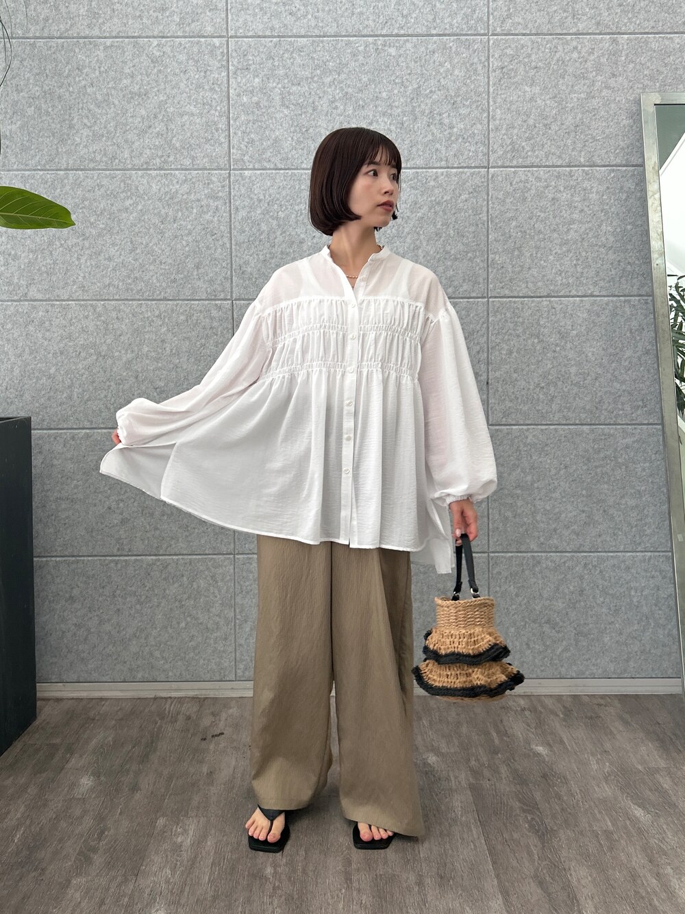 ホワイト系のシャツ/ブラウス、グリーン系のその他パンツを着用したレディースの夏コーディネートの3枚目の写真