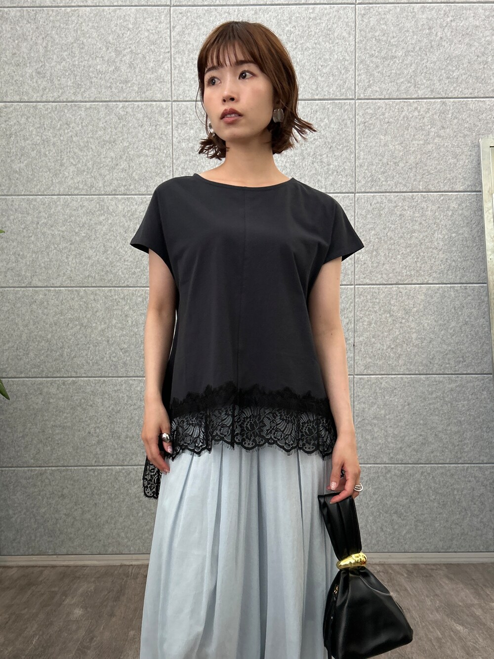 ブルー系のTシャツ/カットソー、ブルー系のその他パンツを着用したレディースの夏コーディネートの5枚目の写真
