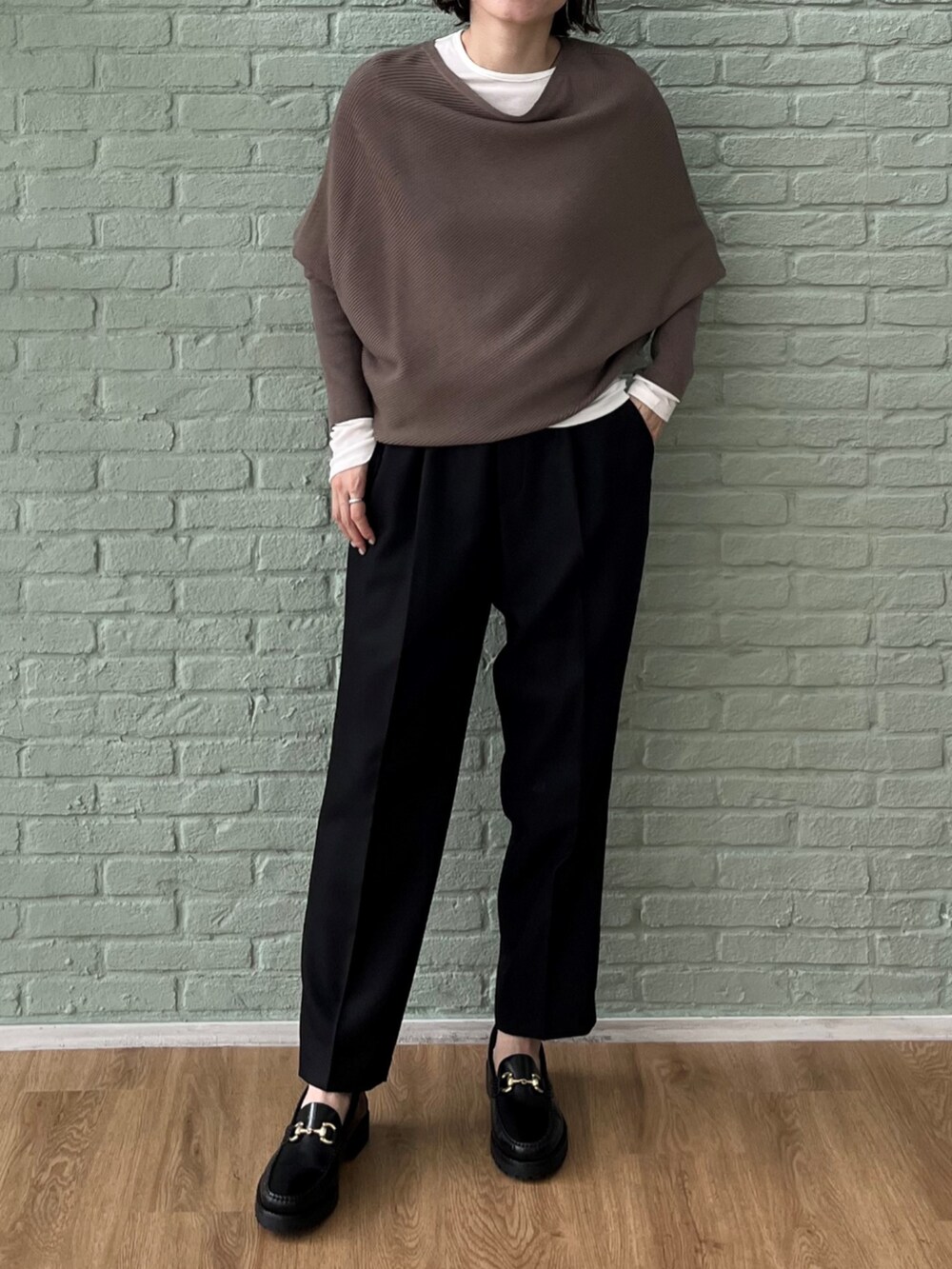 ホワイト系のTシャツ/カットソー、ブラウン系のニット/セーター、ブラック系のその他パンツを着用したレディースの秋コーディネートの2枚目の写真