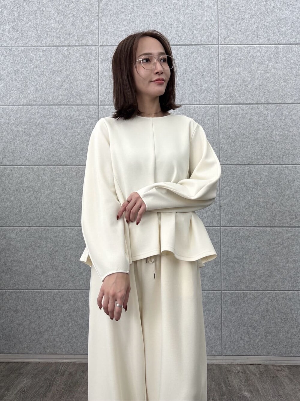 ホワイト系のTシャツ/カットソー、ホワイト系のその他パンツを着用したレディースの秋コーディネートの9枚目の写真