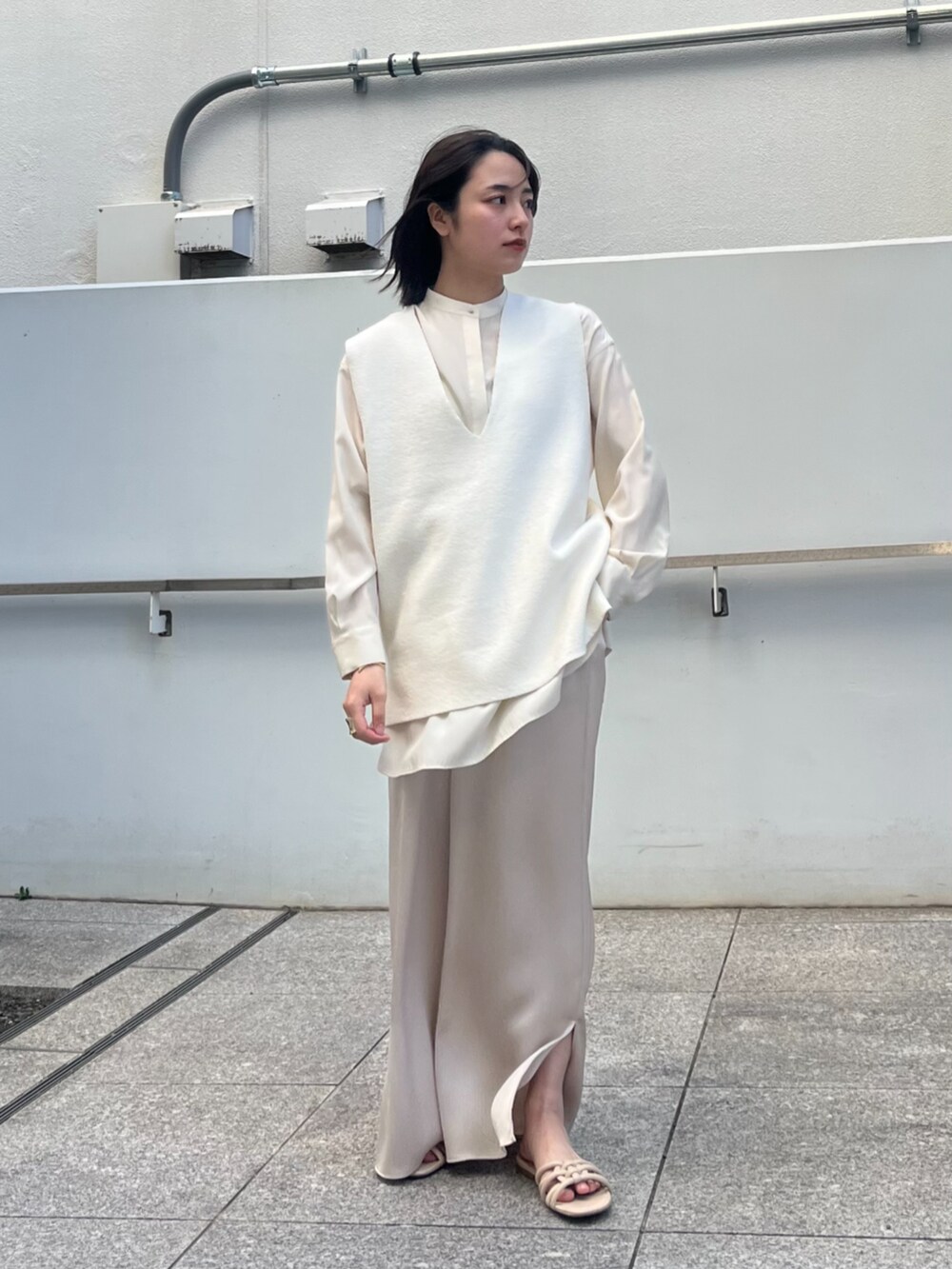 ホワイト系のベスト、ホワイト系のシャツ/ブラウス、ベージュ系のその他パンツを着用したレディースの春コーディネートの2枚目の写真