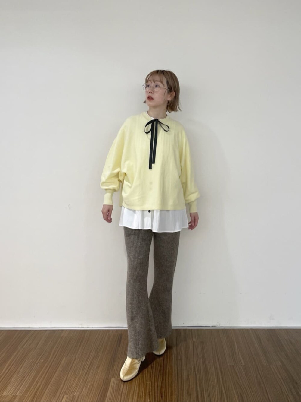 ホワイト系のシャツ/ブラウス、ブラウン系のその他パンツ、イエロー系のニット/セーターを着用したレディースの秋コーディネートの2枚目の写真