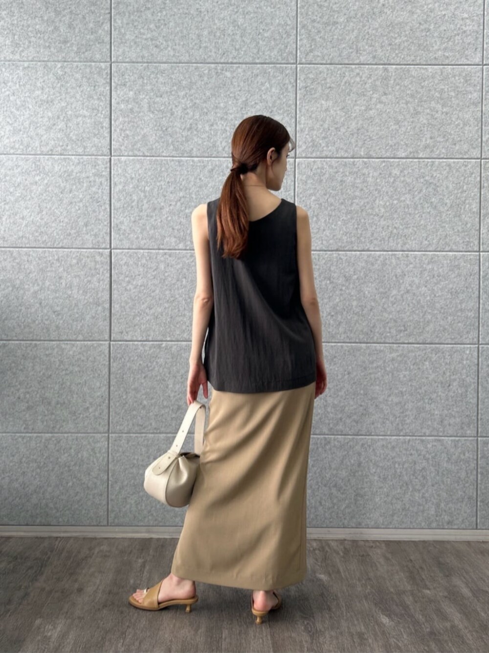 グレー系のスカート、グレー系のシャツ/ブラウスを着用したレディースの夏コーディネートの2枚目の写真