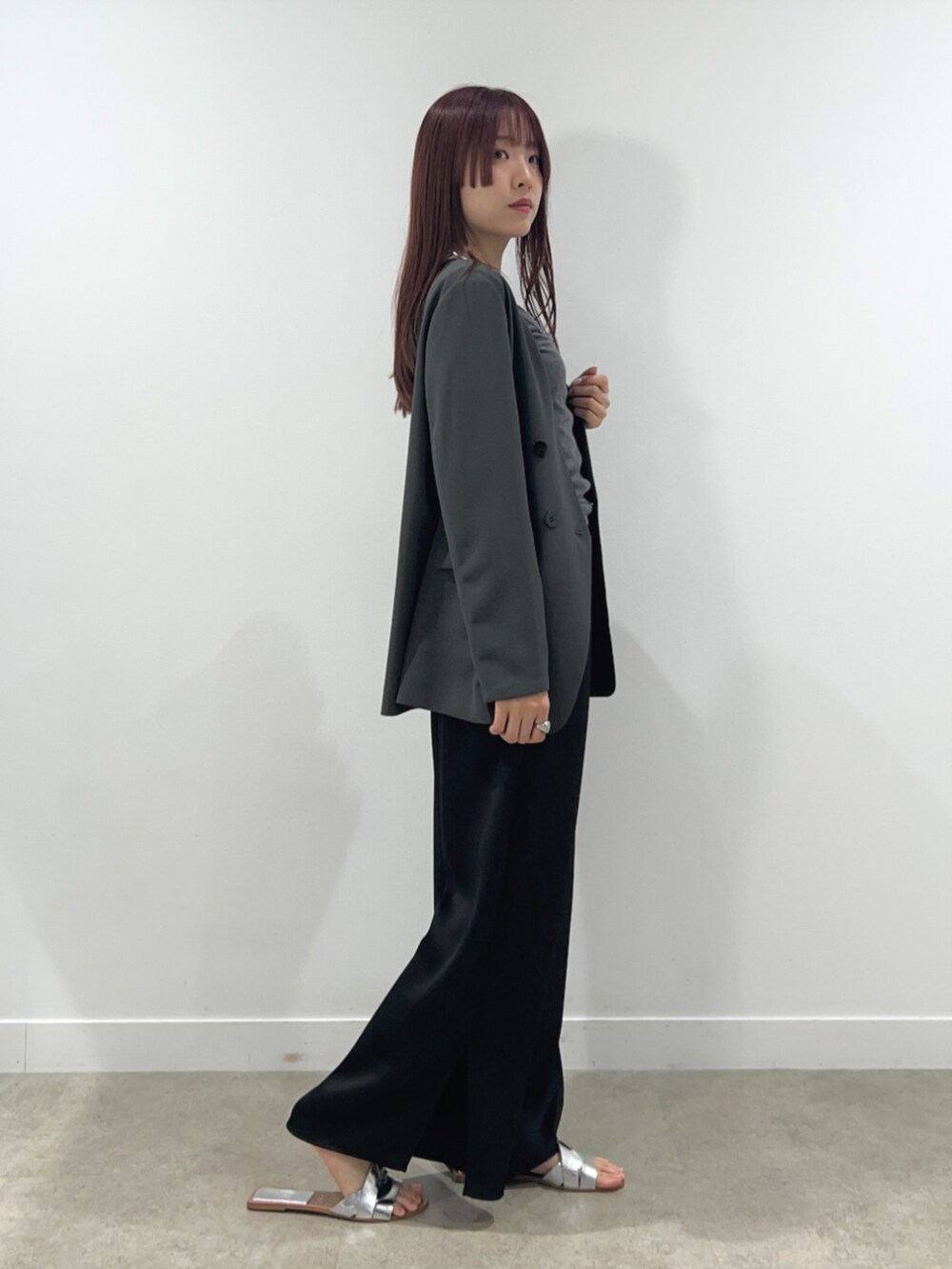 グレー系のその他トップス、ブラック系のその他パンツ、グレー系のノーカラージャケットを着用したレディースの春コーディネートの4枚目の写真