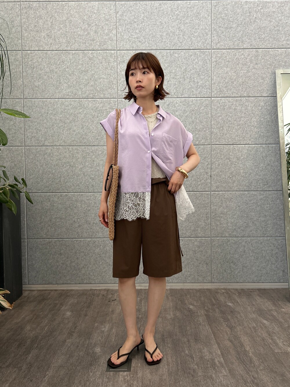 パープル系のシャツ/ブラウス、ブラウン系のその他パンツを着用したレディースの夏コーディネートの4枚目の写真