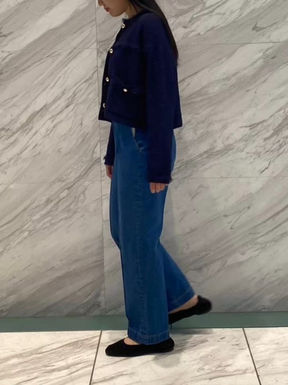 ブルー系のデニムパンツ、グレー系のTシャツ/カットソー、ブルー系のカーディガン/ボレロを着用したレディースの冬コーディネートの4枚目の写真