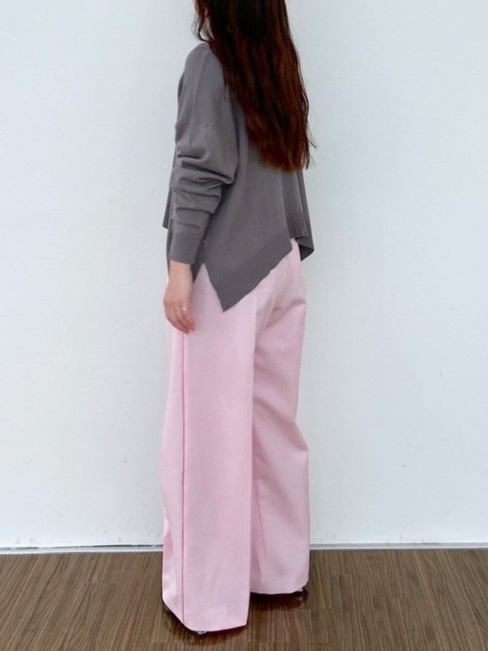 ピンク系のその他パンツ、グレー系のニット/セーターを着用したレディースの春コーディネートの5枚目の写真