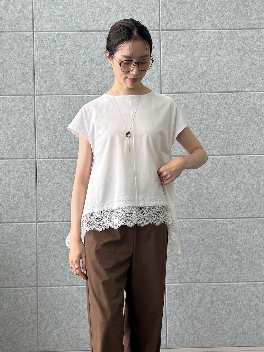 ホワイト系のTシャツ/カットソー、ブラウン系のその他パンツを着用したレディースの夏コーディネートの6枚目の写真
