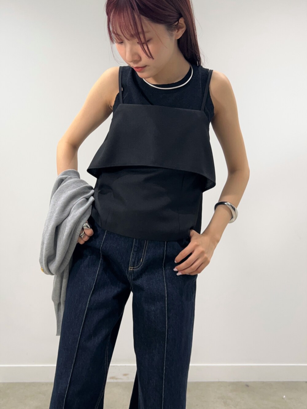 ブルー系のデニムパンツ、グレー系のカーディガン/ボレロ、ブラック系のシャツ/ブラウスを着用したレディースの春コーディネートの6枚目の写真