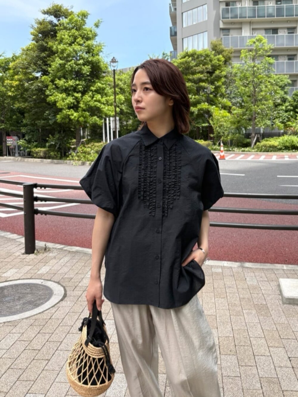 「フリル、半袖シャツ、お出かけコーデ、休日スタイル、おでかけコーデ、オトナカワイイ、きれいめコーディネート、ブラック、シアートップス、ブラックコーデ、フリルブラウス」｜「cloencの【セットアップ／手洗い可】麻混シアータックイージーパンツ（その他パンツ、グリーン系）」を使った、cloencさん（レディース・158cm）の夏コーディネートの2枚目の写真