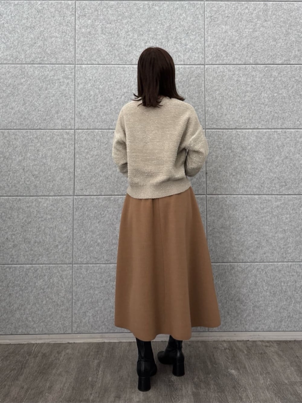 ベージュ系のニット/セーター、イエロー系のスカートを着用したレディースの秋コーディネートの4枚目の写真