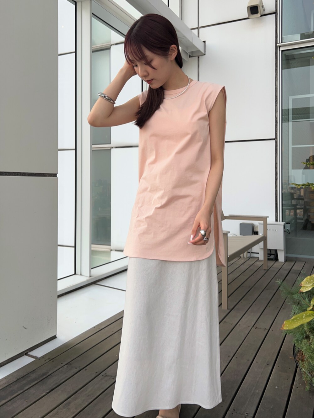 ピンク系のTシャツ/カットソー、ホワイト系のスカートを着用したレディースの春コーディネートの6枚目の写真