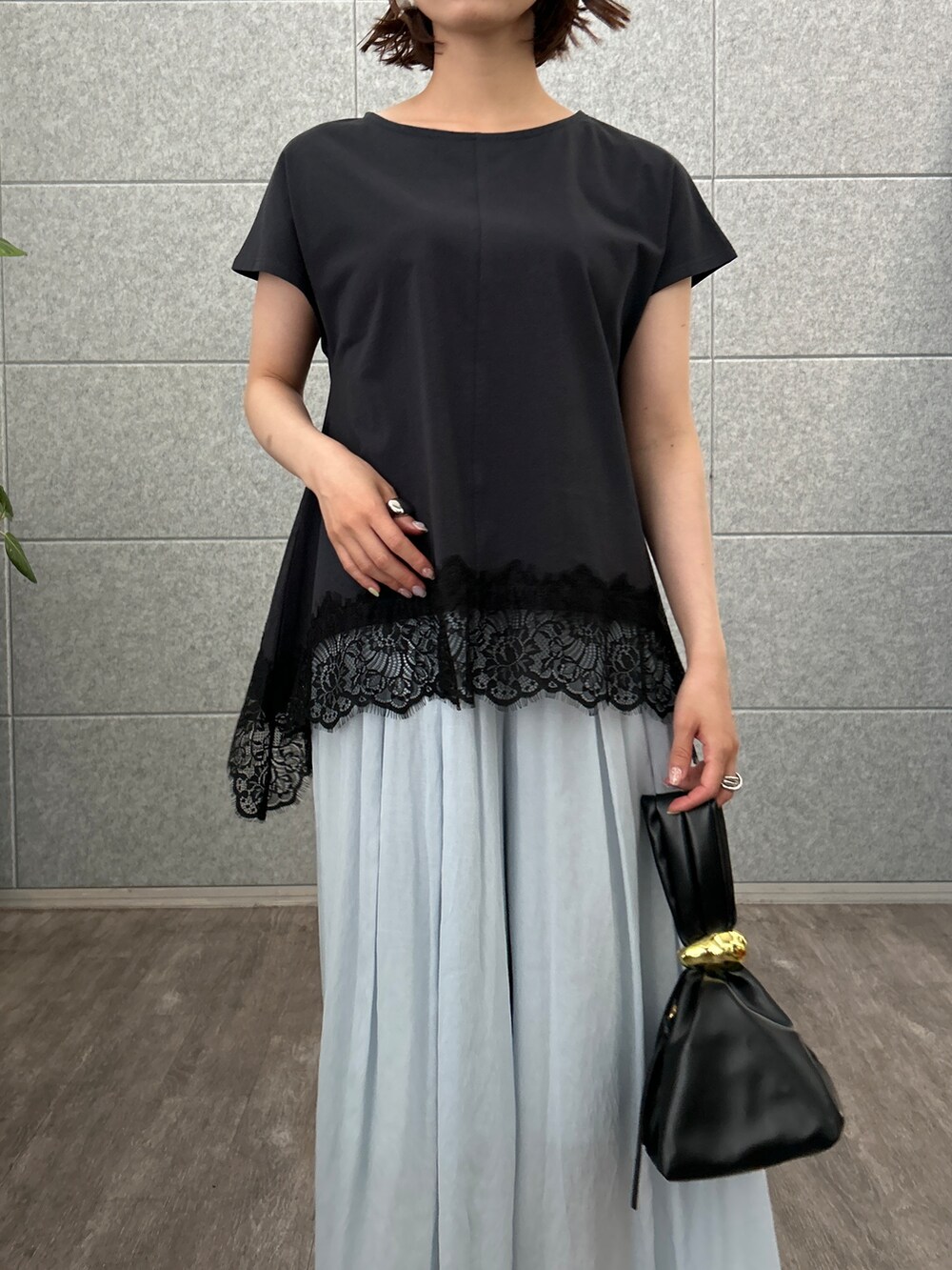 ブルー系のTシャツ/カットソー、ブルー系のその他パンツを着用したレディースの夏コーディネートの7枚目の写真