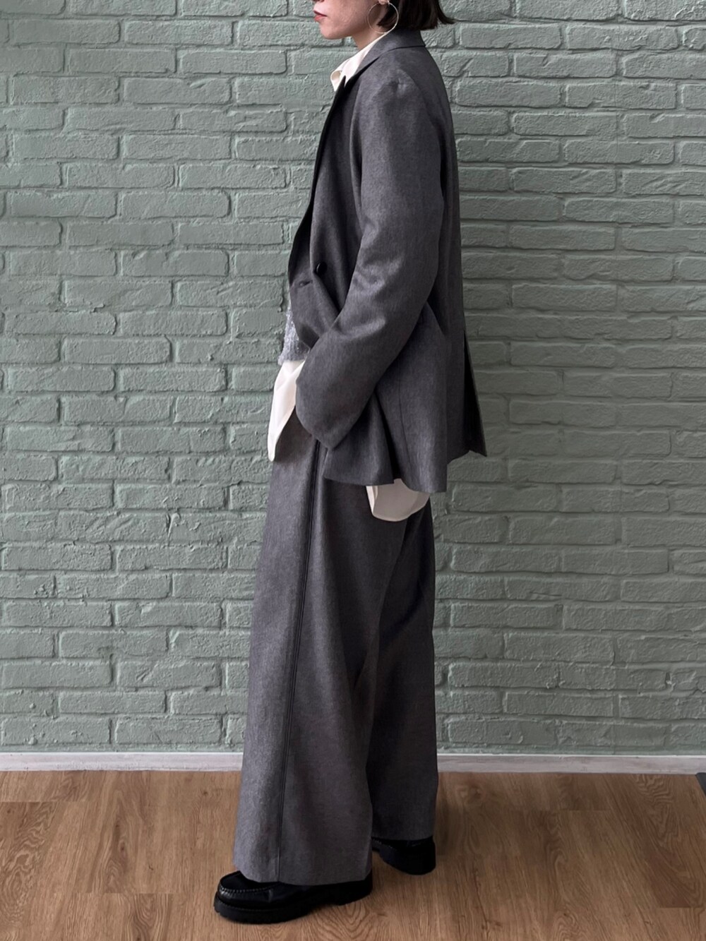 グレー系のテーラードジャケット、グレー系のその他パンツ、グレー系のニット/セーターを着用したレディースの秋コーディネートの3枚目の写真