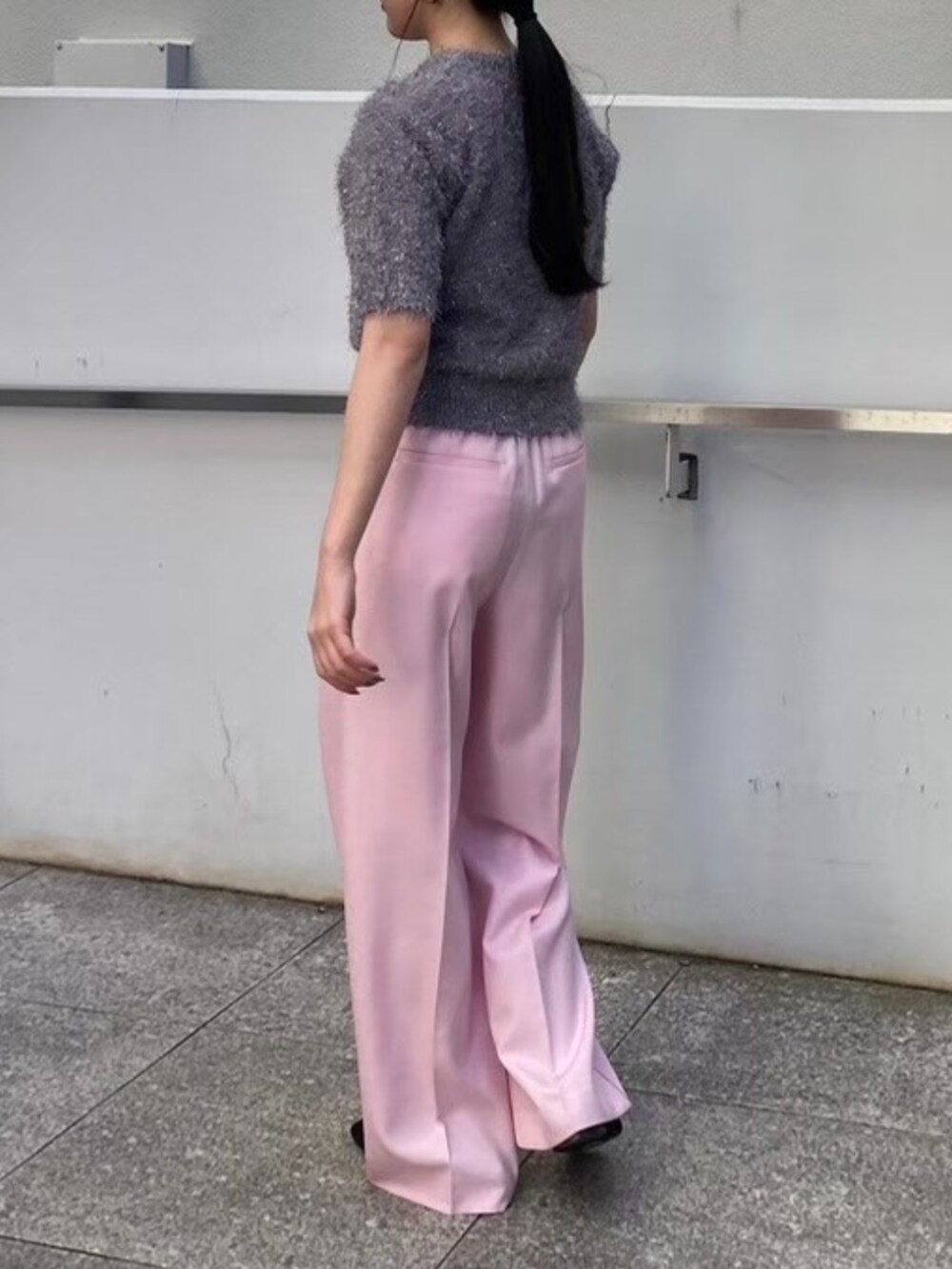 ピンク系のその他パンツ、グレー系のニット/セーターを着用したレディースの冬コーディネートの4枚目の写真