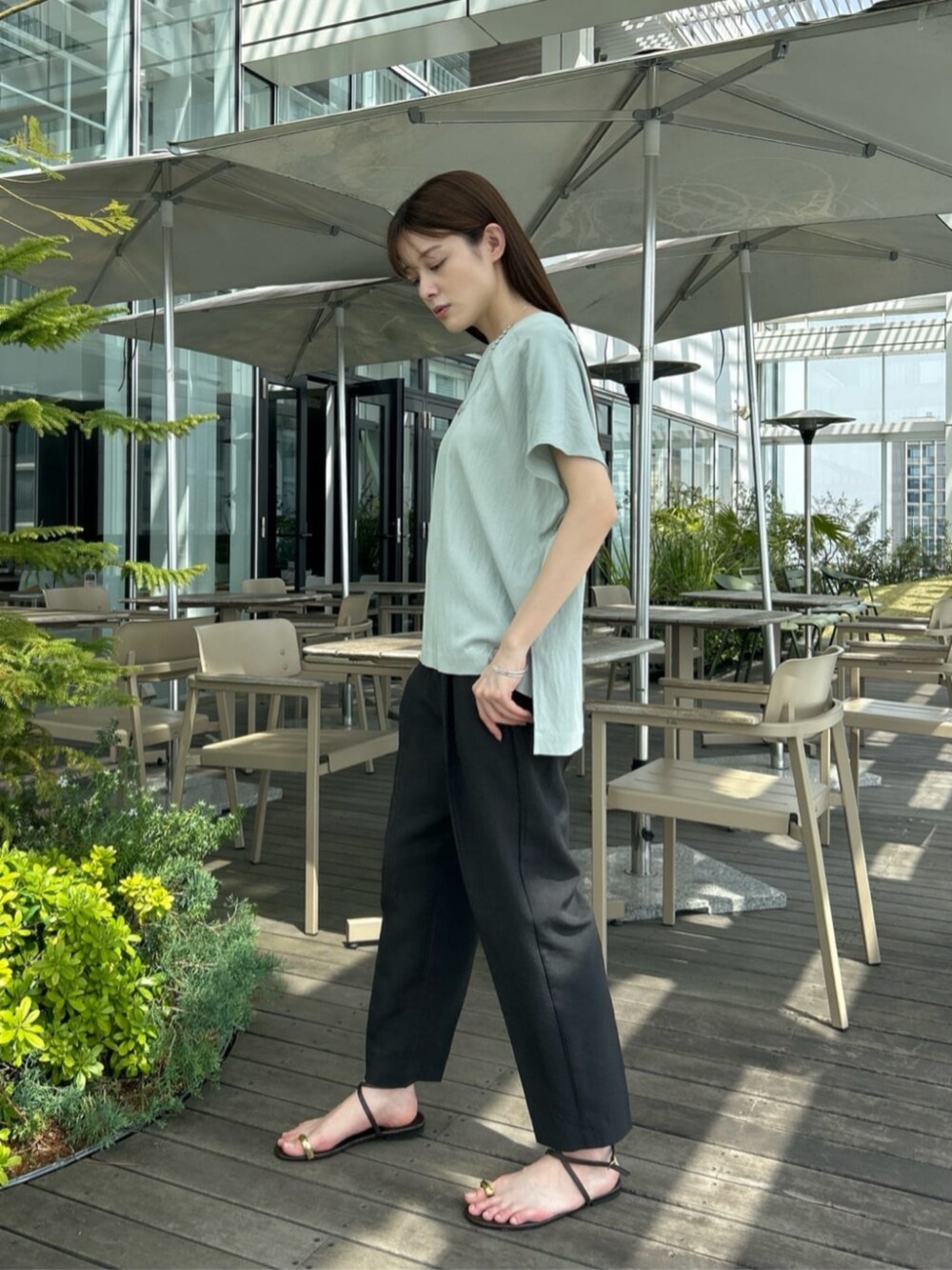 「セットアップ、夏コーデ、半袖シャツ、シンプルスタイル、キレイめ、リラックススタイル、シンプル・ベーシック、オフィススタイル、通勤コーデ、オフィスカジュアル、きれいめカジュアル、オトナカジュアル、パンツスタイル」｜「cloencの【UVカット／接触冷感／セットアップ／手洗い可】ドライタッチイージーテーパードパンツ（その他パンツ、ブラック系）」を使った、cloencさん（レディース・163cm）の夏コーディネートの4枚目の写真