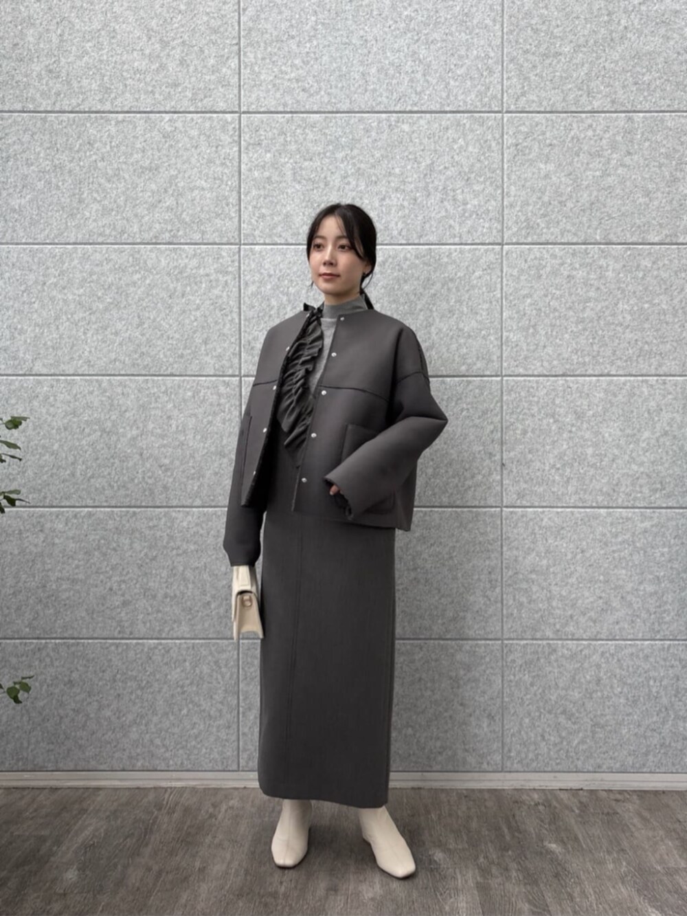 グレー系のニット/セーター、グレー系のワンピース、グレー系のブルゾンを着用したレディースの秋コーディネートの5枚目の写真