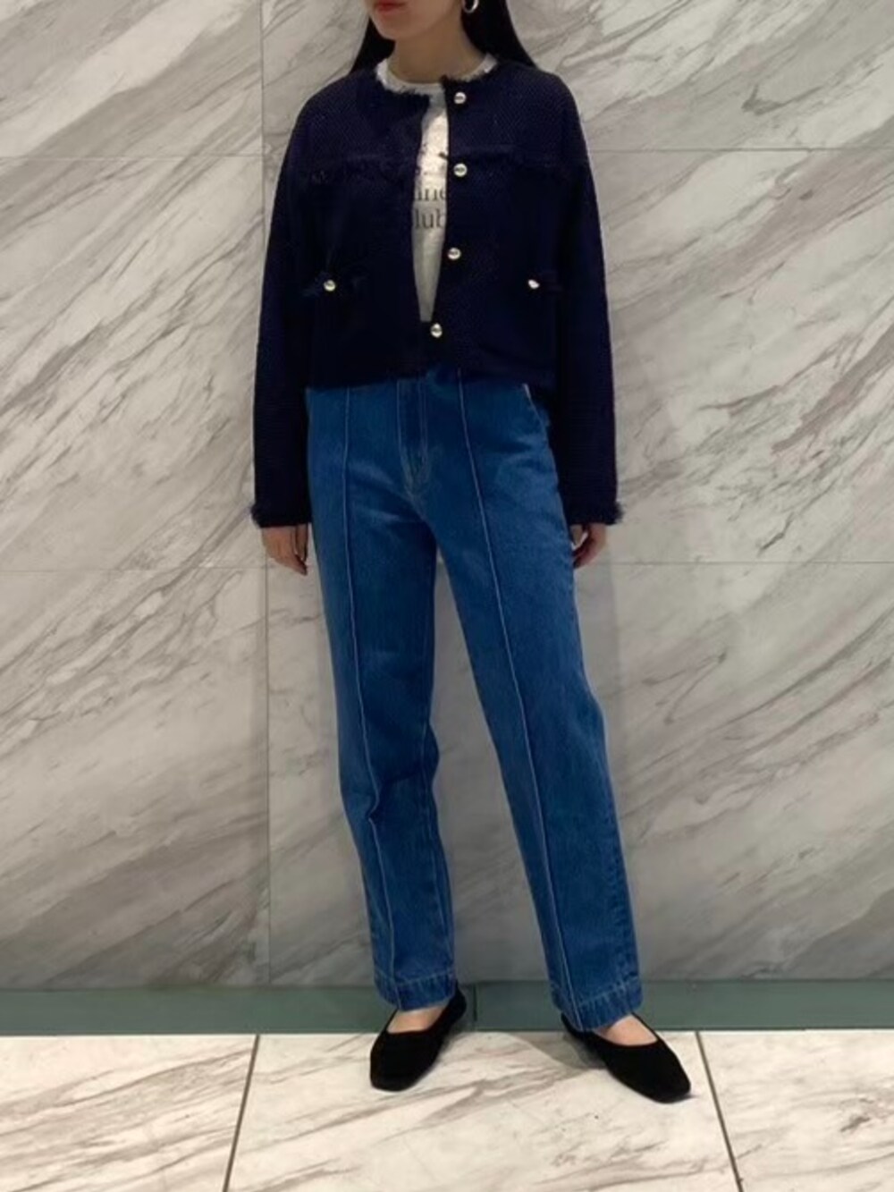 ブルー系のデニムパンツ、グレー系のTシャツ/カットソー、ブルー系のカーディガン/ボレロを着用したレディースの冬コーディネートの2枚目の写真