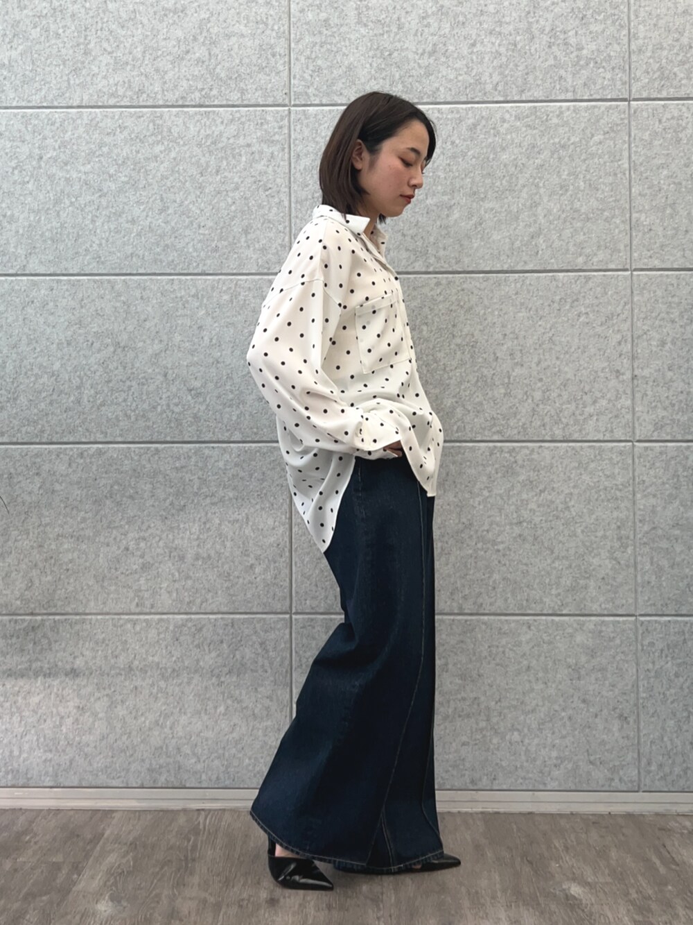 ホワイト系のシャツ/ブラウス、ブルー系のデニムパンツを着用したレディースの春コーディネートの3枚目の写真