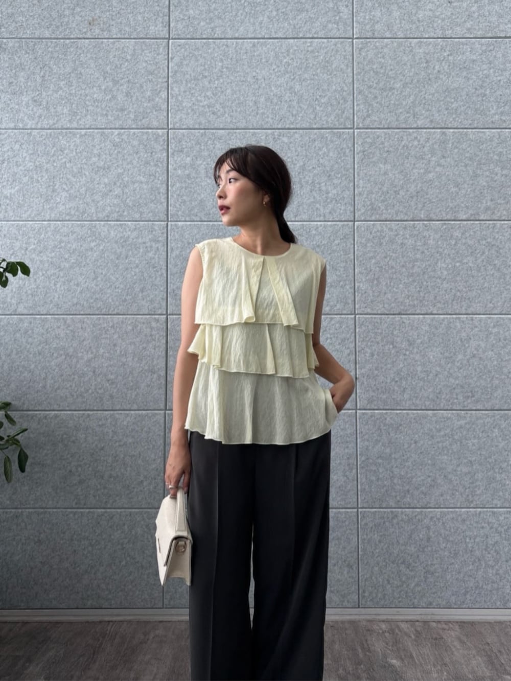 イエロー系のシャツ/ブラウス、グレー系のその他パンツを着用したレディースの夏コーディネートの6枚目の写真