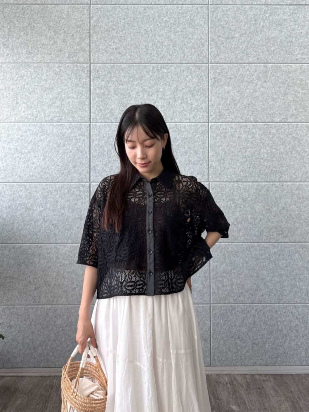 ホワイト系のスカート、ブラック系のシャツ/ブラウスを着用したレディースの夏コーディネートの5枚目の写真