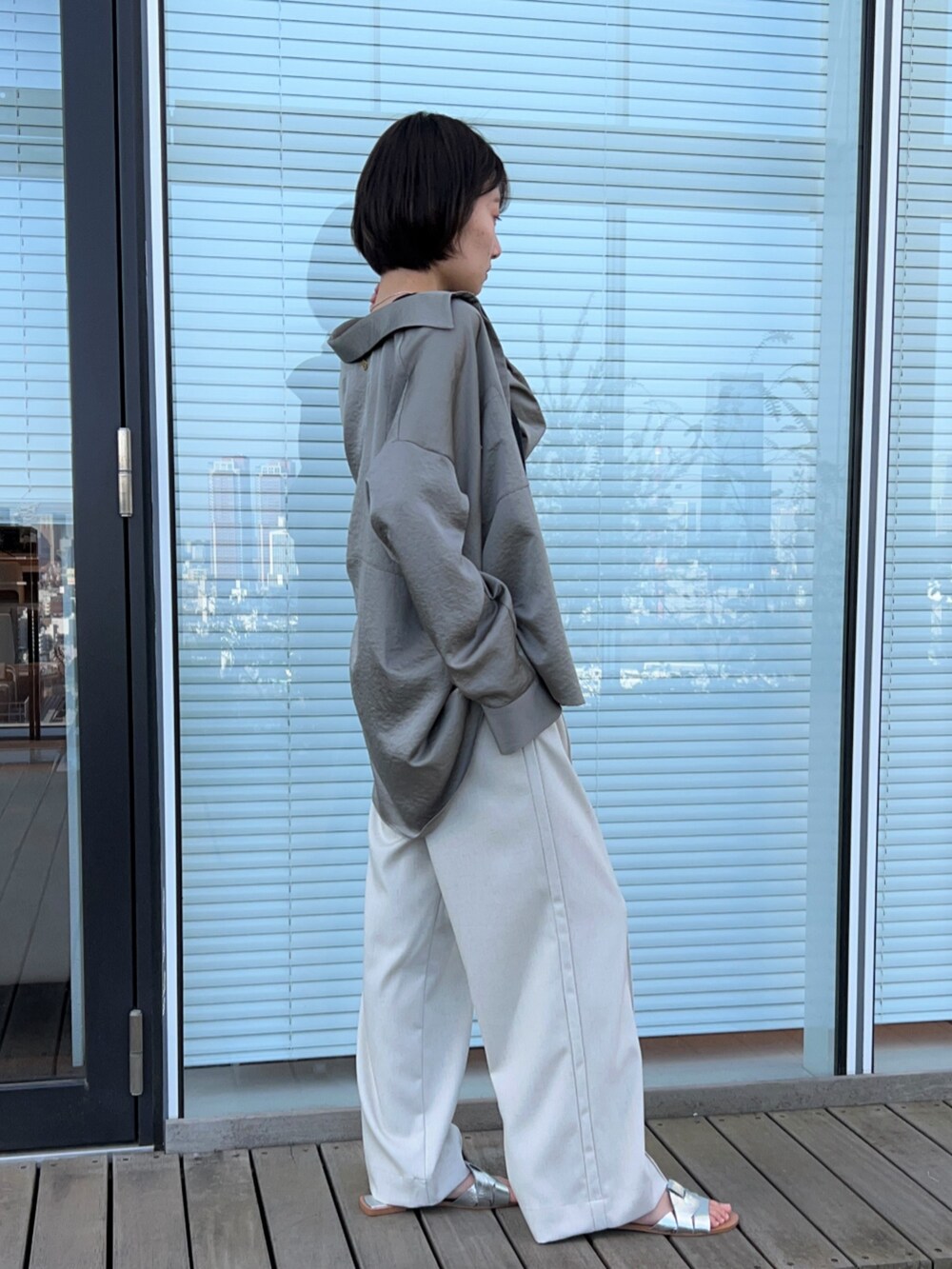 グリーン系のその他パンツ、ブラック系のタンクトップ、グリーン系のシャツ/ブラウスを着用したレディースの春コーディネートの5枚目の写真