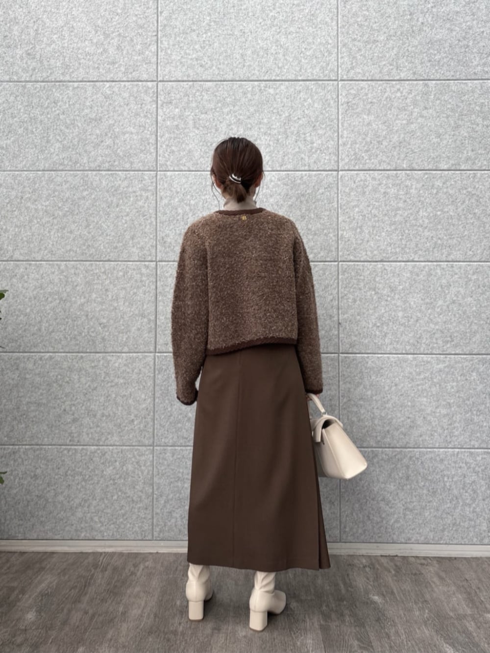 ブラウン系のスカート、ブラウン系のカーディガン/ボレロ、ブラウン系のニット/セーターを着用したレディースの秋コーディネートの2枚目の写真