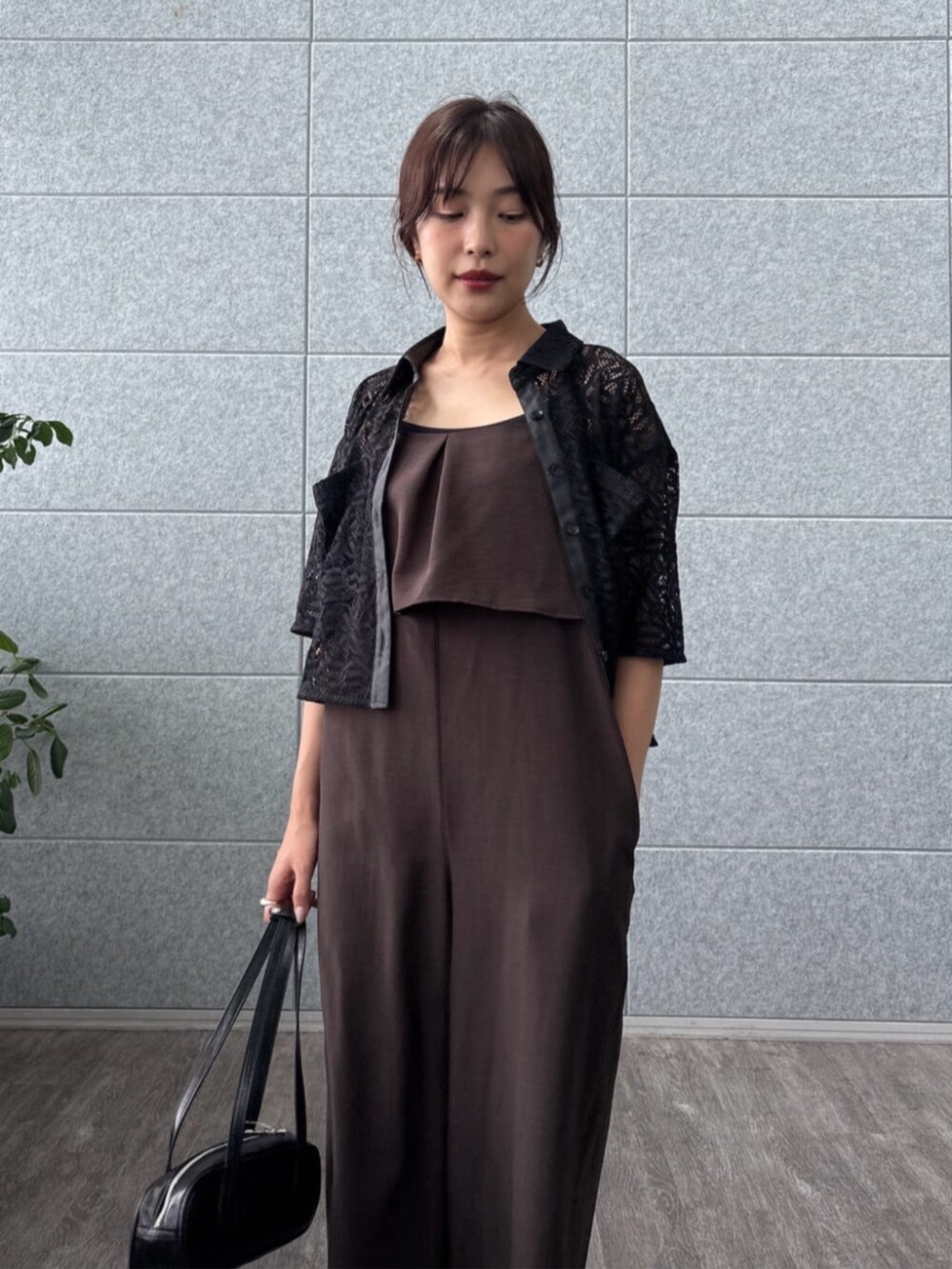 ブラウン系のサロペット/オーバーオール、ブラック系のシャツ/ブラウスを着用したレディースの夏コーディネートの5枚目の写真