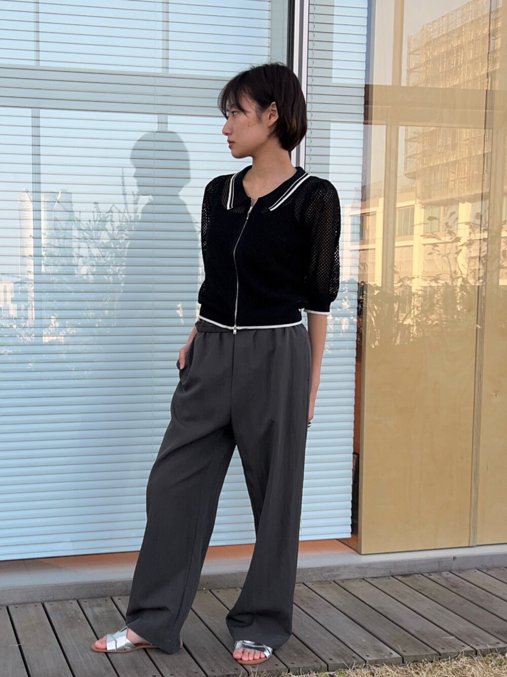 グレー系のその他パンツ、ブラック系のカーディガン/ボレロを着用したレディースの春コーディネートの2枚目の写真