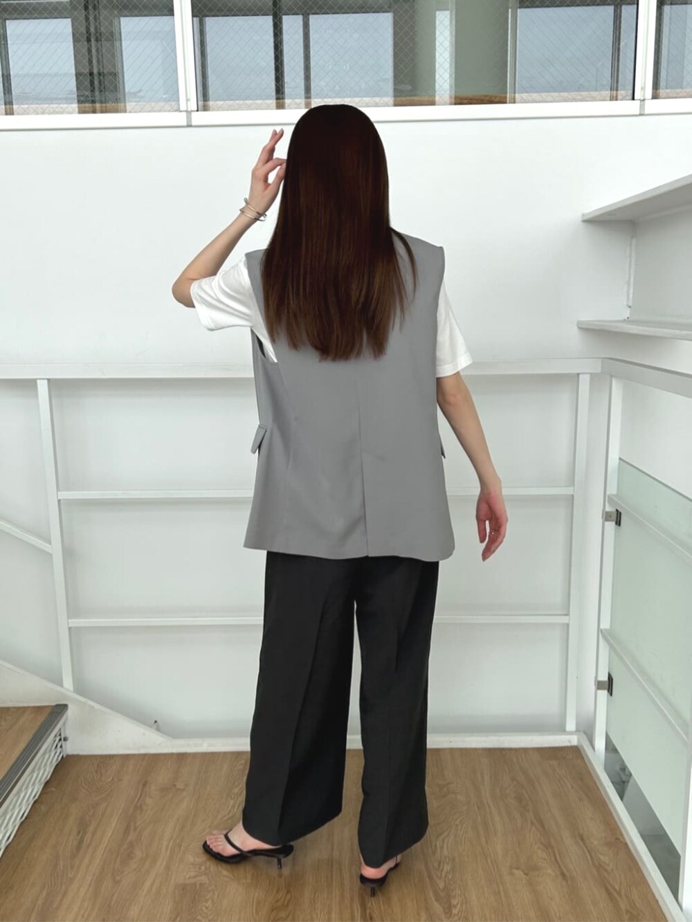 グレー系のベスト、ホワイト系のTシャツ/カットソー、ブラック系のその他パンツを着用したレディースの夏コーディネートの3枚目の写真