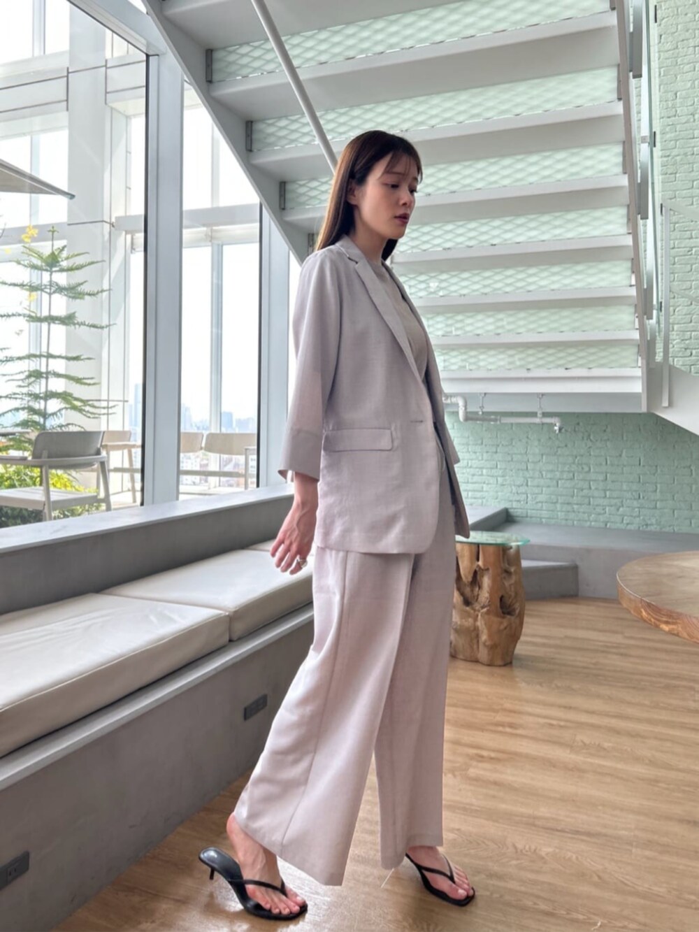 グレー系のその他パンツ、グレー系のテーラードジャケット、ブラウン系のTシャツ/カットソーを着用したレディースの夏コーディネートの2枚目の写真