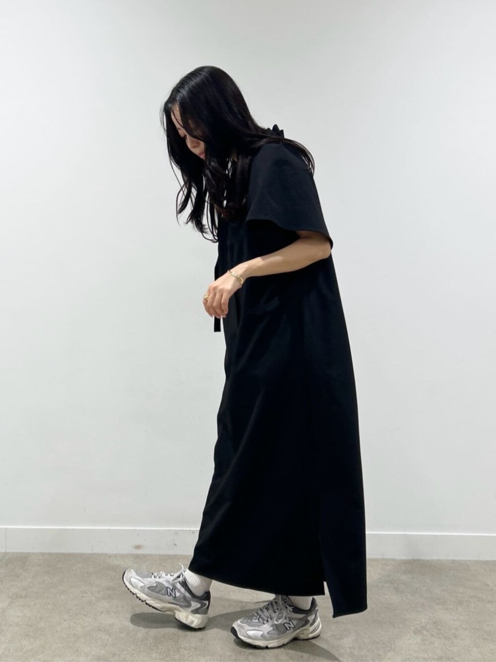 ブラック系のワンピースを着用したレディースの春コーディネートの4枚目の写真