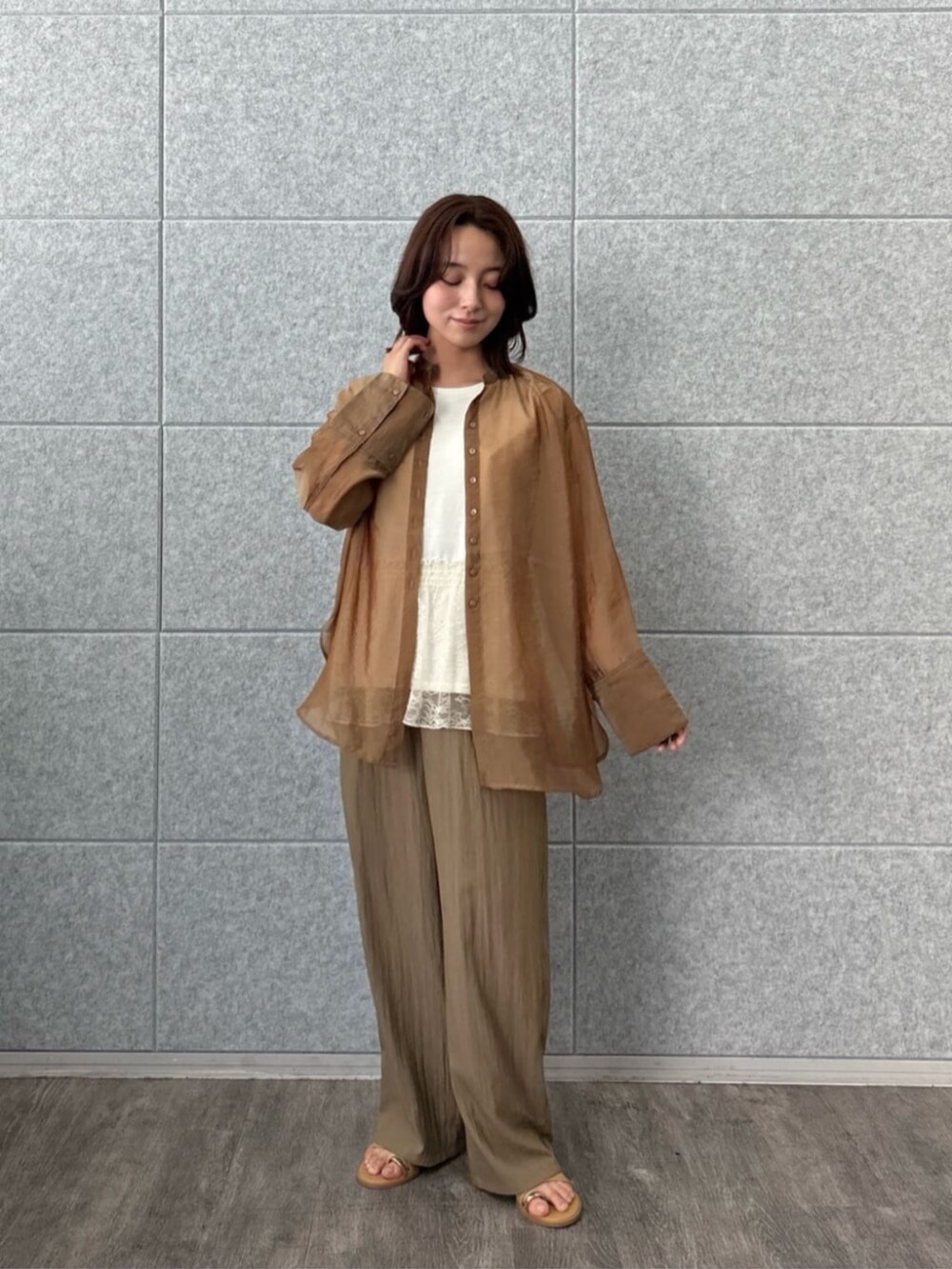 ブラウン系のその他パンツ、ホワイト系のTシャツ/カットソーを着用したレディースの秋コーディネートの3枚目の写真