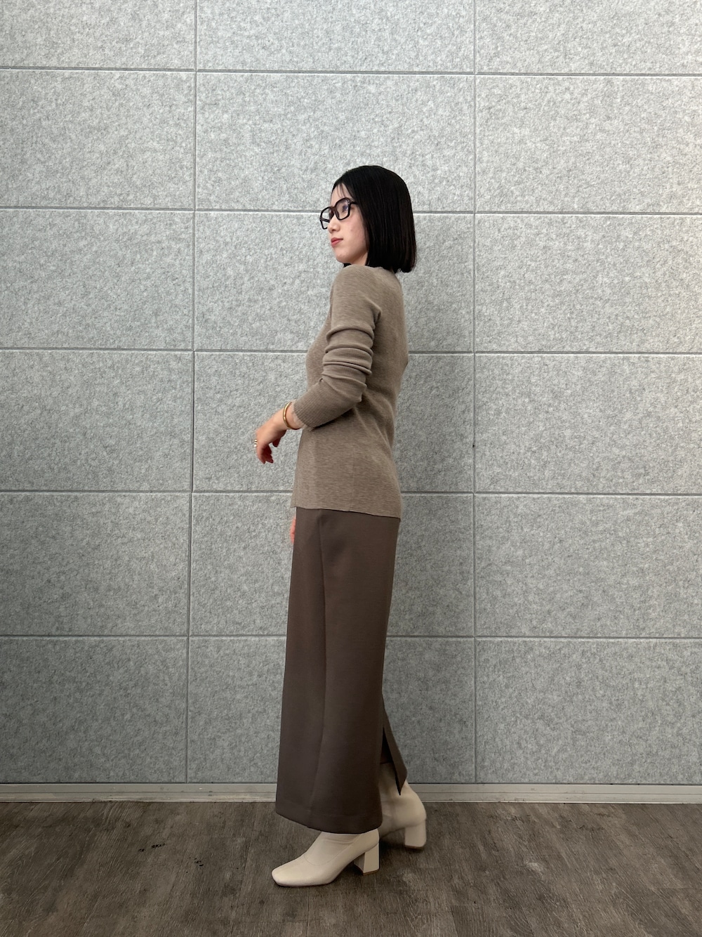 ブラウン系のカーディガン/ボレロ、ブラウン系のスカートを着用したレディースの夏コーディネートの3枚目の写真