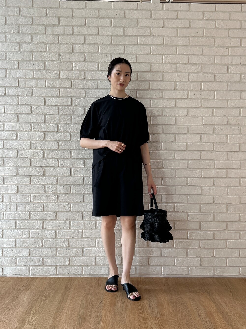 ブラック系のシャツ/ブラウス、ブラック系のその他パンツを着用したレディースの春コーディネートの2枚目の写真