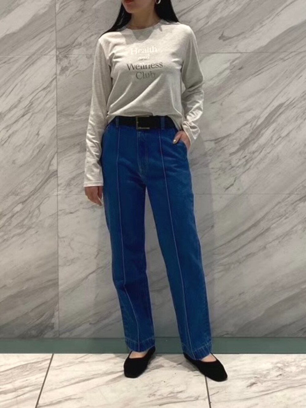 ブルー系のデニムパンツ、グレー系のTシャツ/カットソーを着用したレディースの冬コーディネートの3枚目の写真