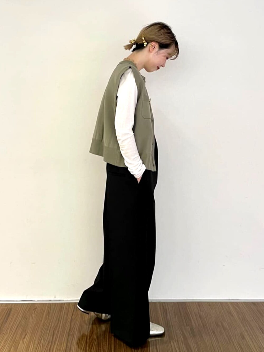 「秋コーデ、秋服、ジレ、ベスト、ロンパース、モノトーンコーデ、オトナカジュアル、きれいめカジュアル、大人ファッション、大人コーデ、レイヤードスタイル、秋のコーデ、シアートップス」｜「cloencのラウンドネックプルオーバー（Tシャツ/カットソー、ホワイト系）」を使った、cloencさん（レディース・160cm）の秋コーディネートの5枚目の写真
