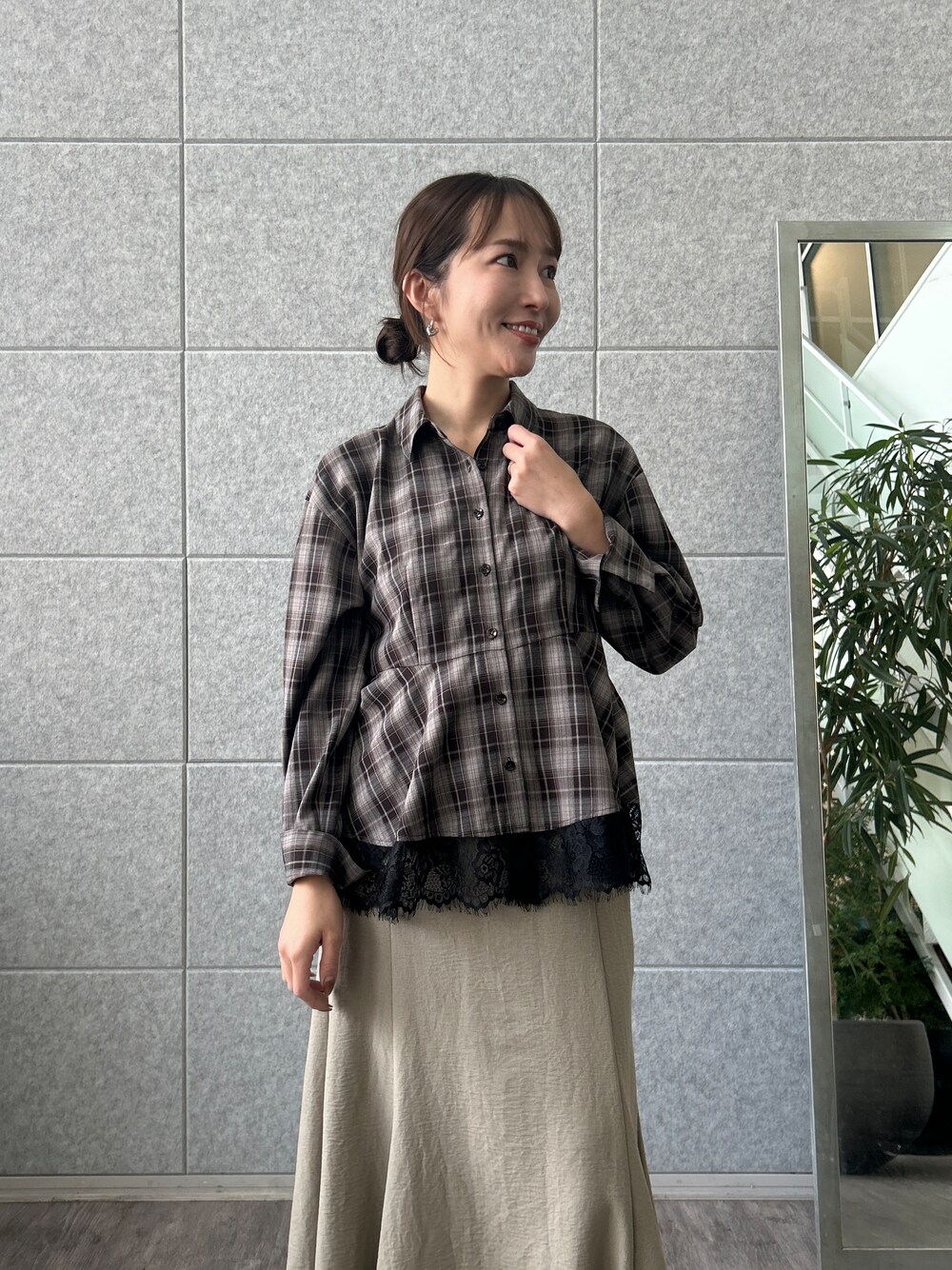 ブラウン系のシャツ/ブラウス、グリーン系のスカートを着用したレディースの夏コーディネートの7枚目の写真